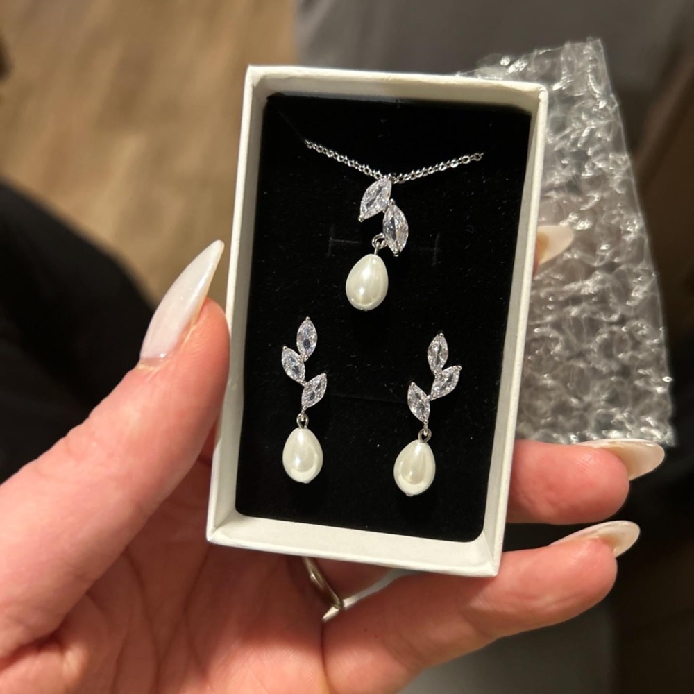 Elegant Silver and Pearl Jewelry Set